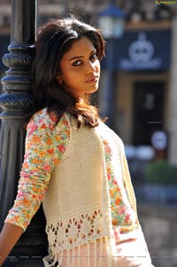 Amala Paul Nimirnthu Nil 