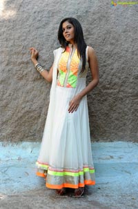 Kirrack Heroine Chandini Tamilarasan