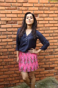 Rashmi Gautam in Mini Skirt