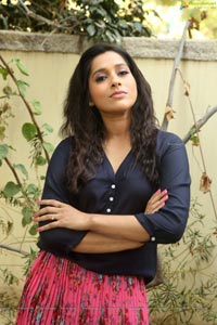 Rashmi Gautam in Mini Skirt