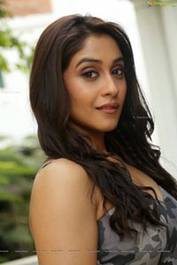 Regina Cassandra in Sleeveless Dress