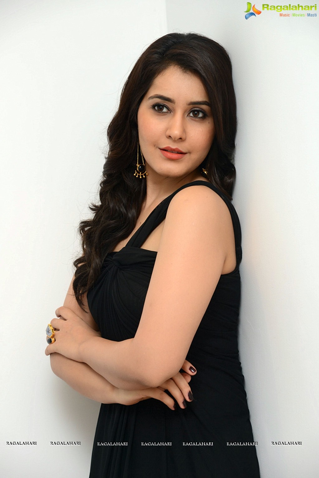 Raashi Khanna in Black Dress Photos