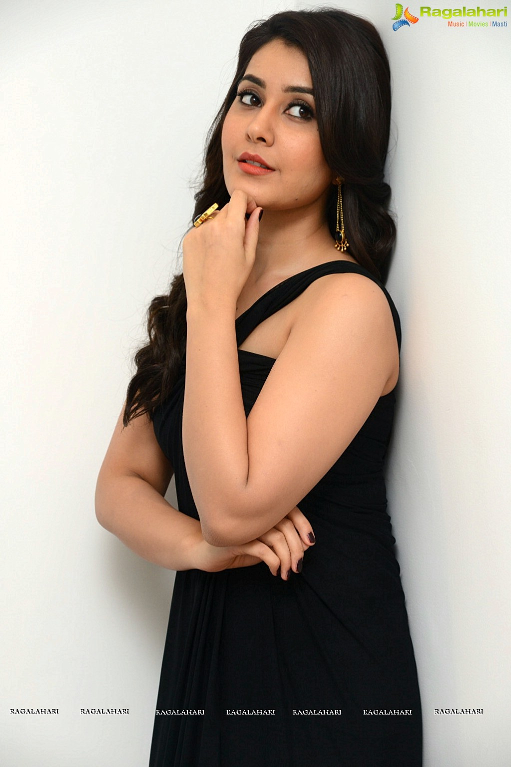 Raashi Khanna in Black Dress Photos