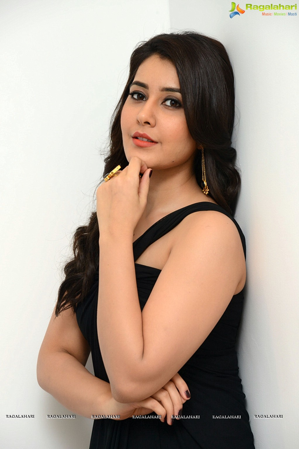 Raashi Khanna in Black Dress Photos