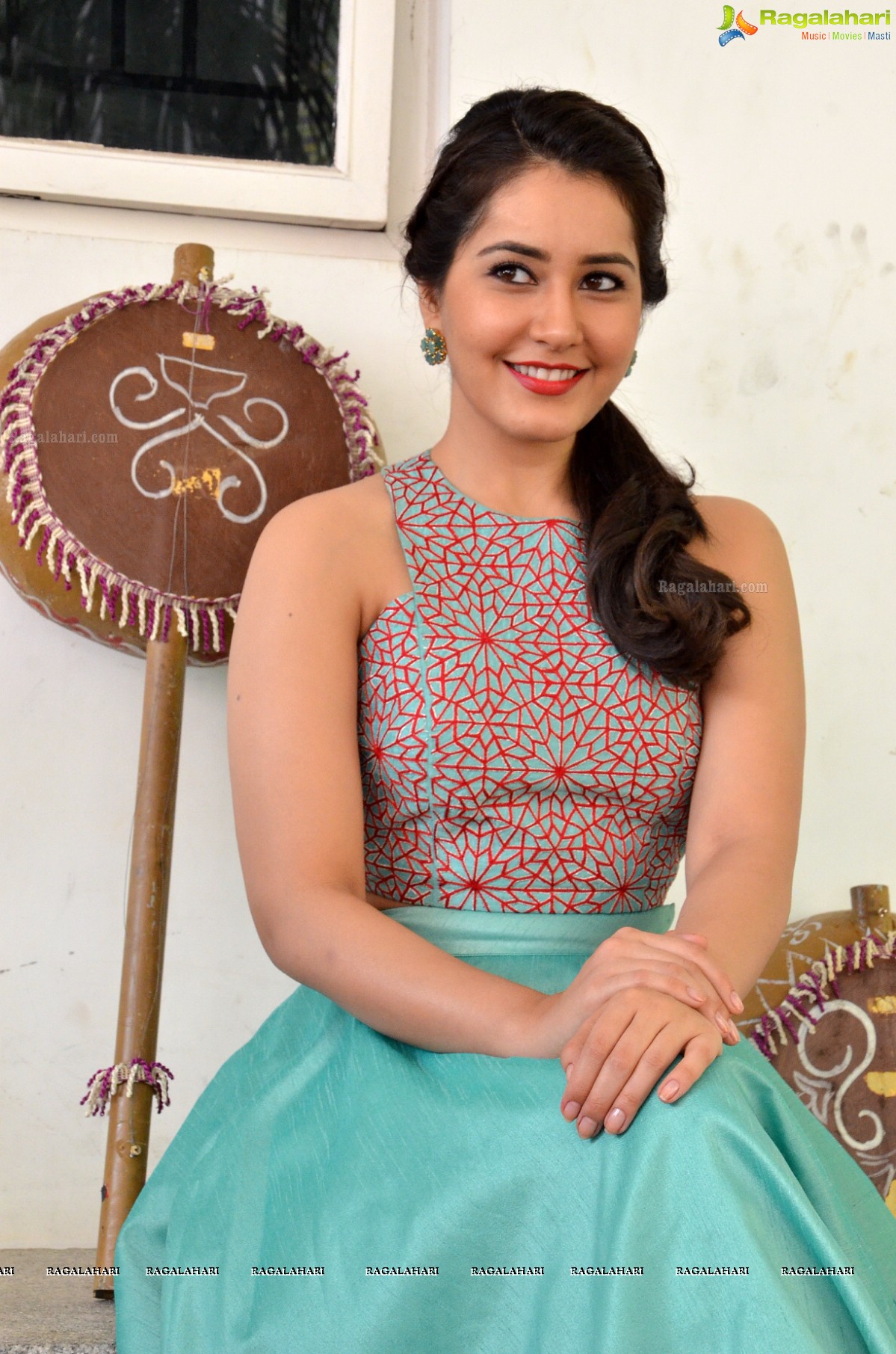 Raashi Khanna Cute Stills