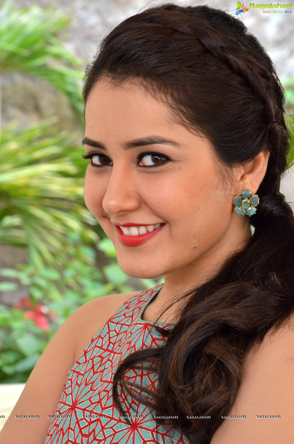 Raashi Khanna Cute Stills