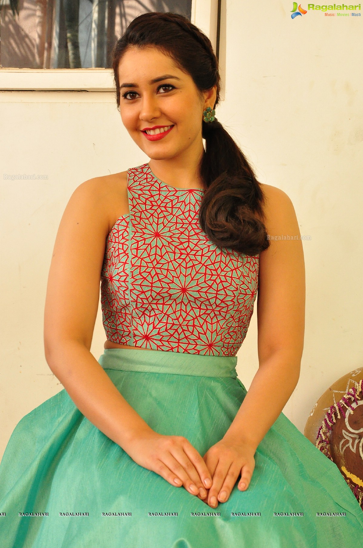 Raashi Khanna Cute Stills