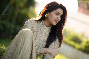 Mannara Chopra HD Wallpapers