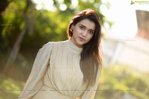 Mannara Chopra HD Wallpapers