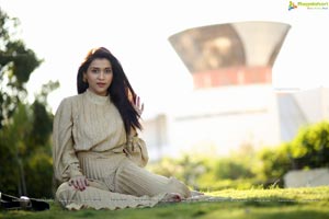 Mannara Chopra HD Wallpapers