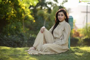 Mannara Chopra HD Wallpapers