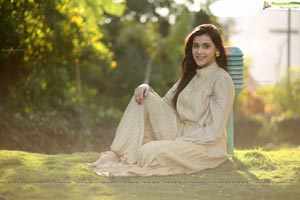 Mannara Chopra HD Wallpapers