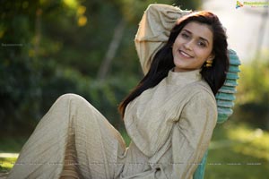 Mannara Chopra HD Wallpapers