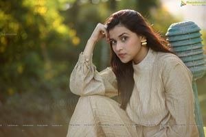 Mannara Chopra HD Wallpapers