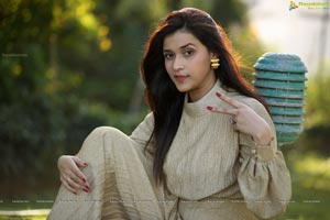 Mannara Chopra HD Wallpapers