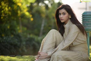 Mannara Chopra HD Wallpapers