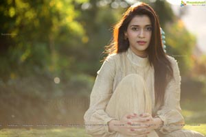 Mannara Chopra HD Wallpapers