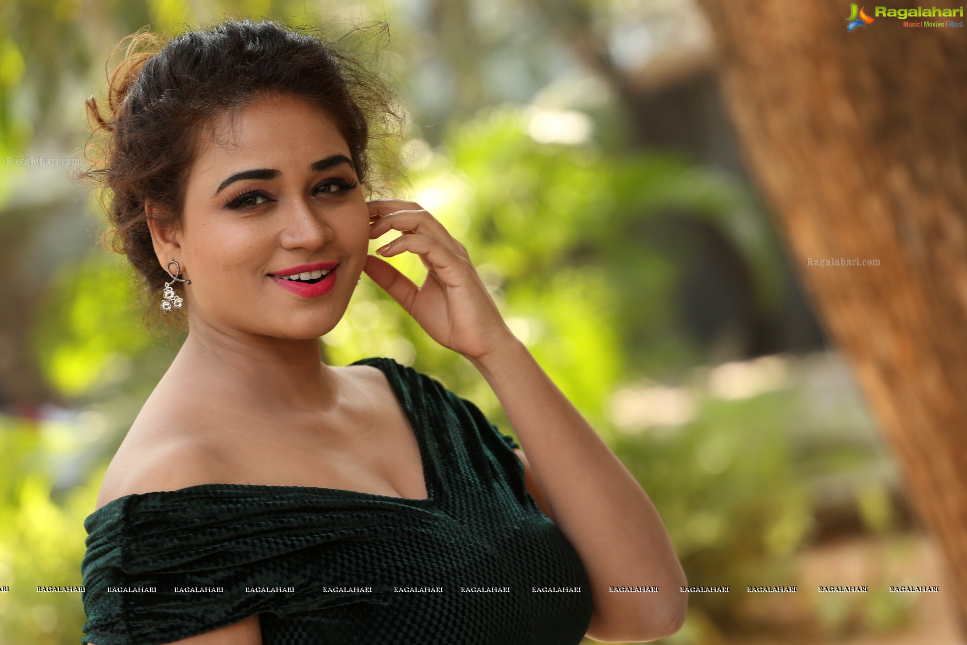 Jayathi at Lachchi Interview (High Definition)