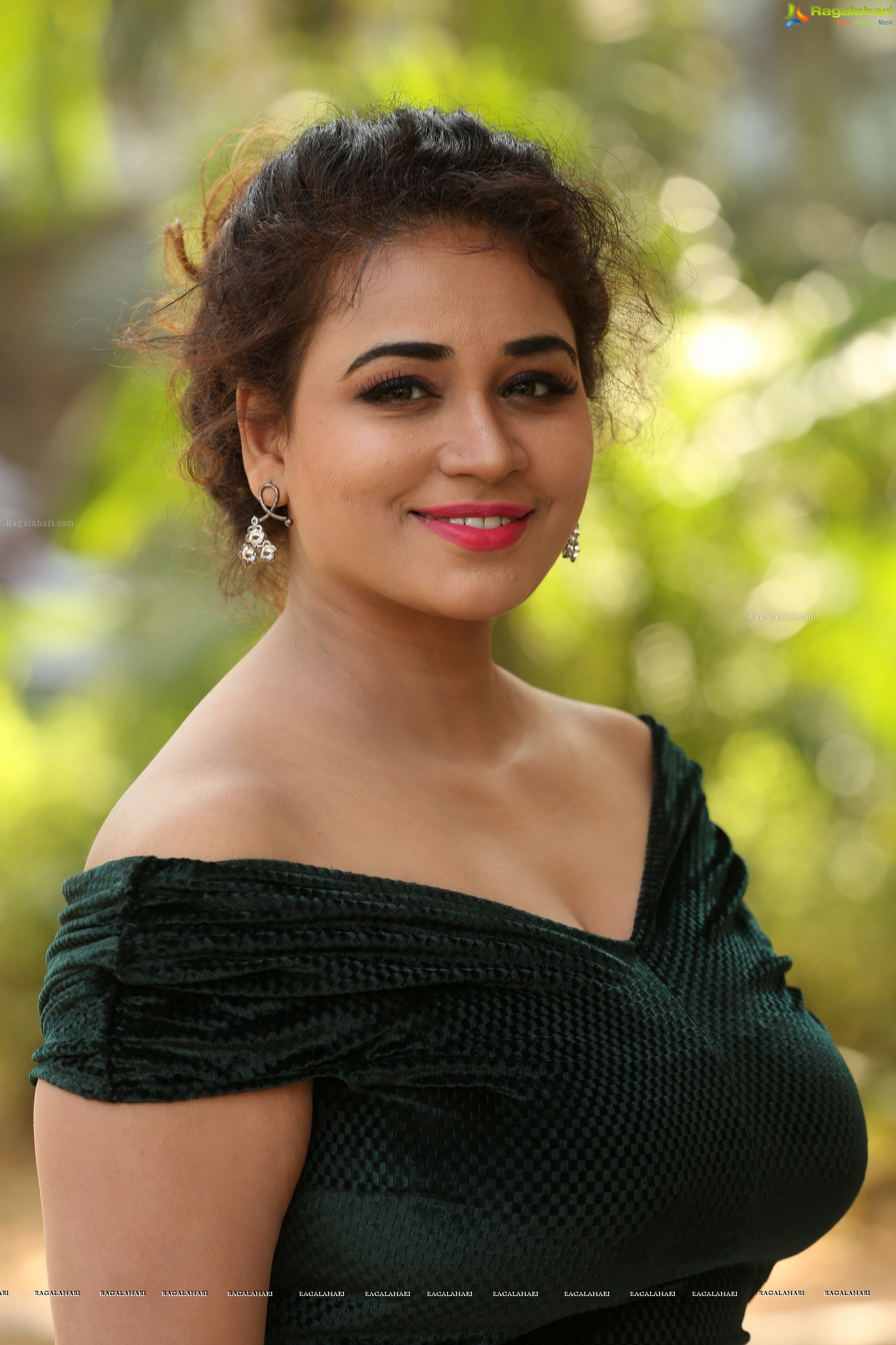 Jayathi at Lachchi Interview (High Definition)