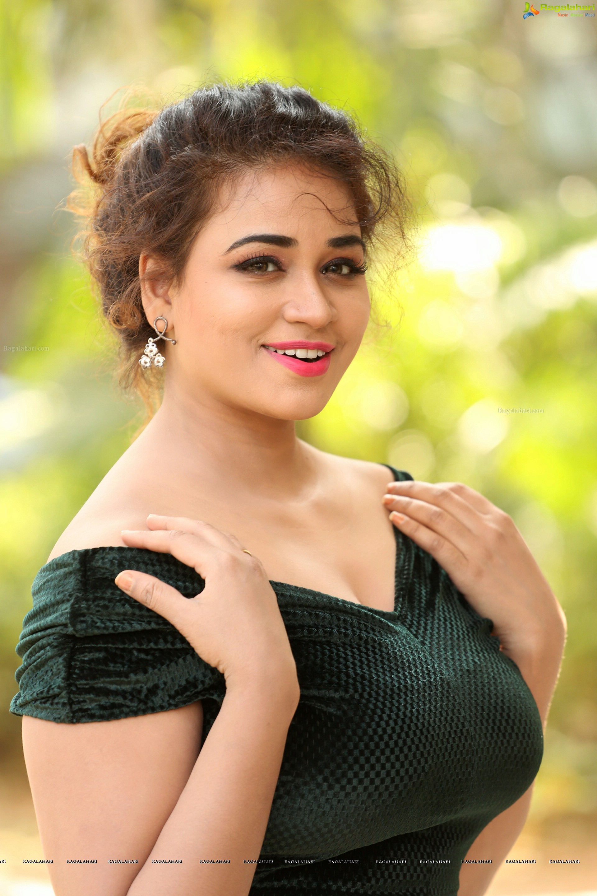 Jayathi at Lachchi Interview (High Definition)