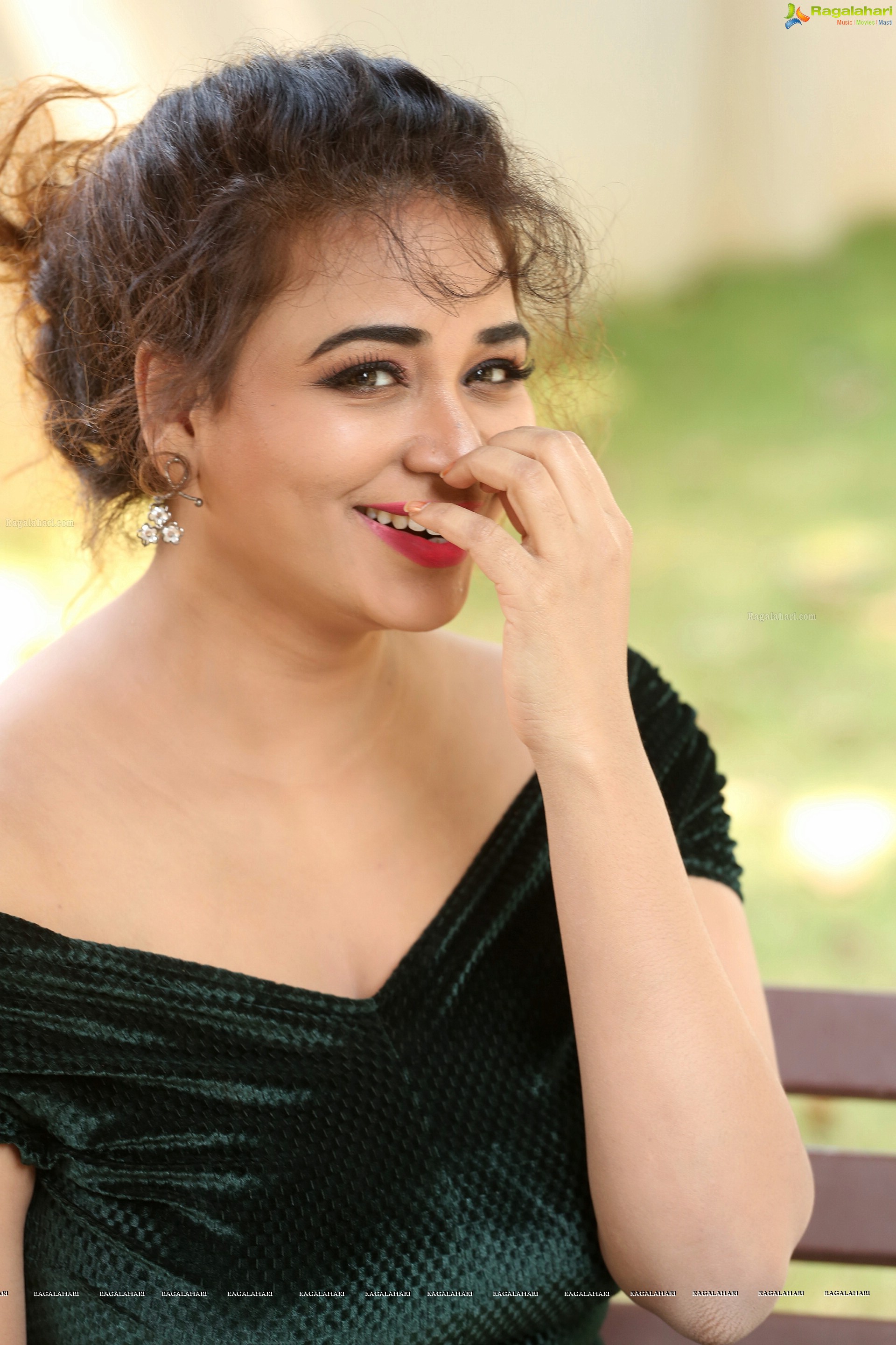 Jayathi at Lachchi Interview (High Definition)