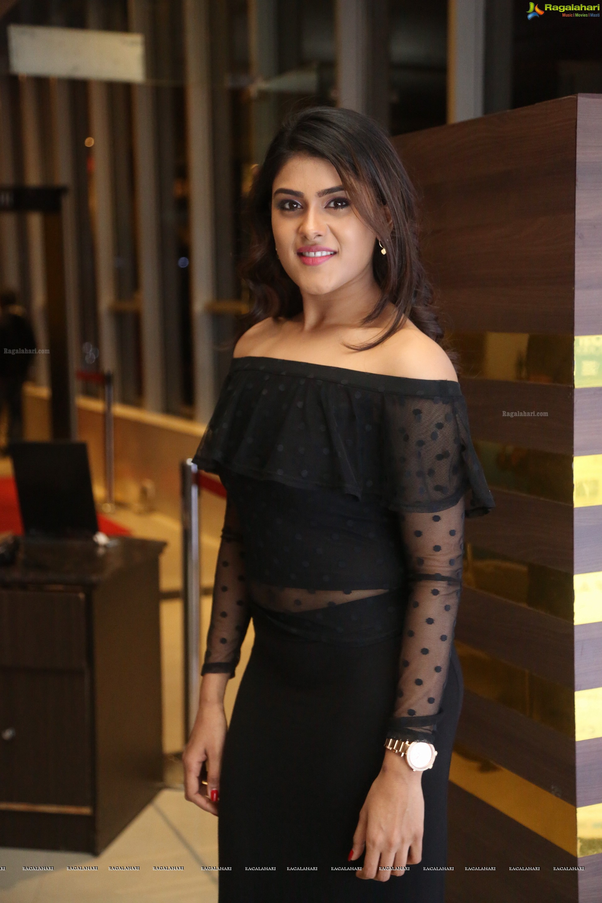 Naira Shah at E Ee Premiere Show at Cinemax (High Definition)