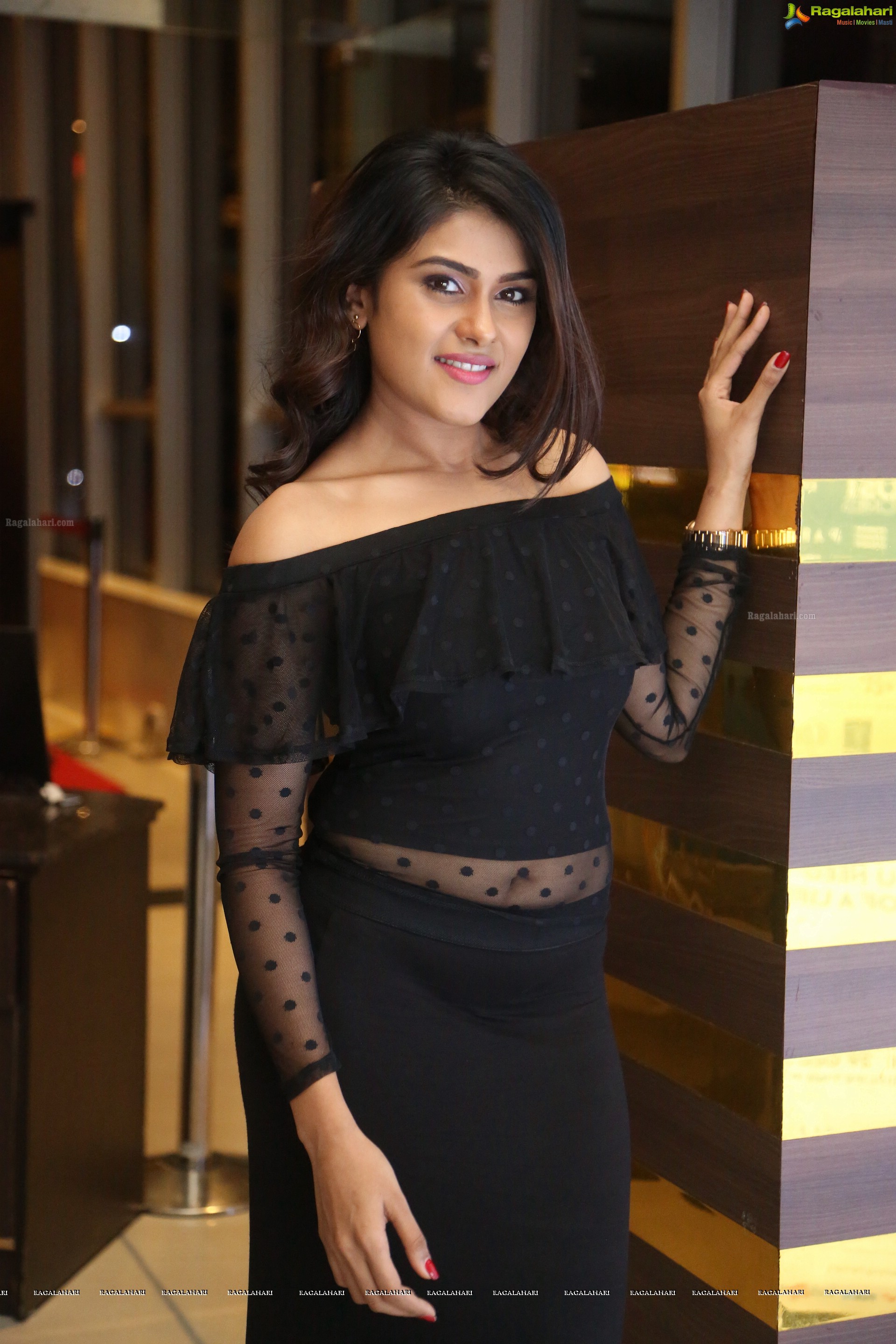 Naira Shah at E Ee Premiere Show at Cinemax (High Definition)