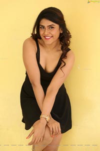 Naira Shah HD Photos