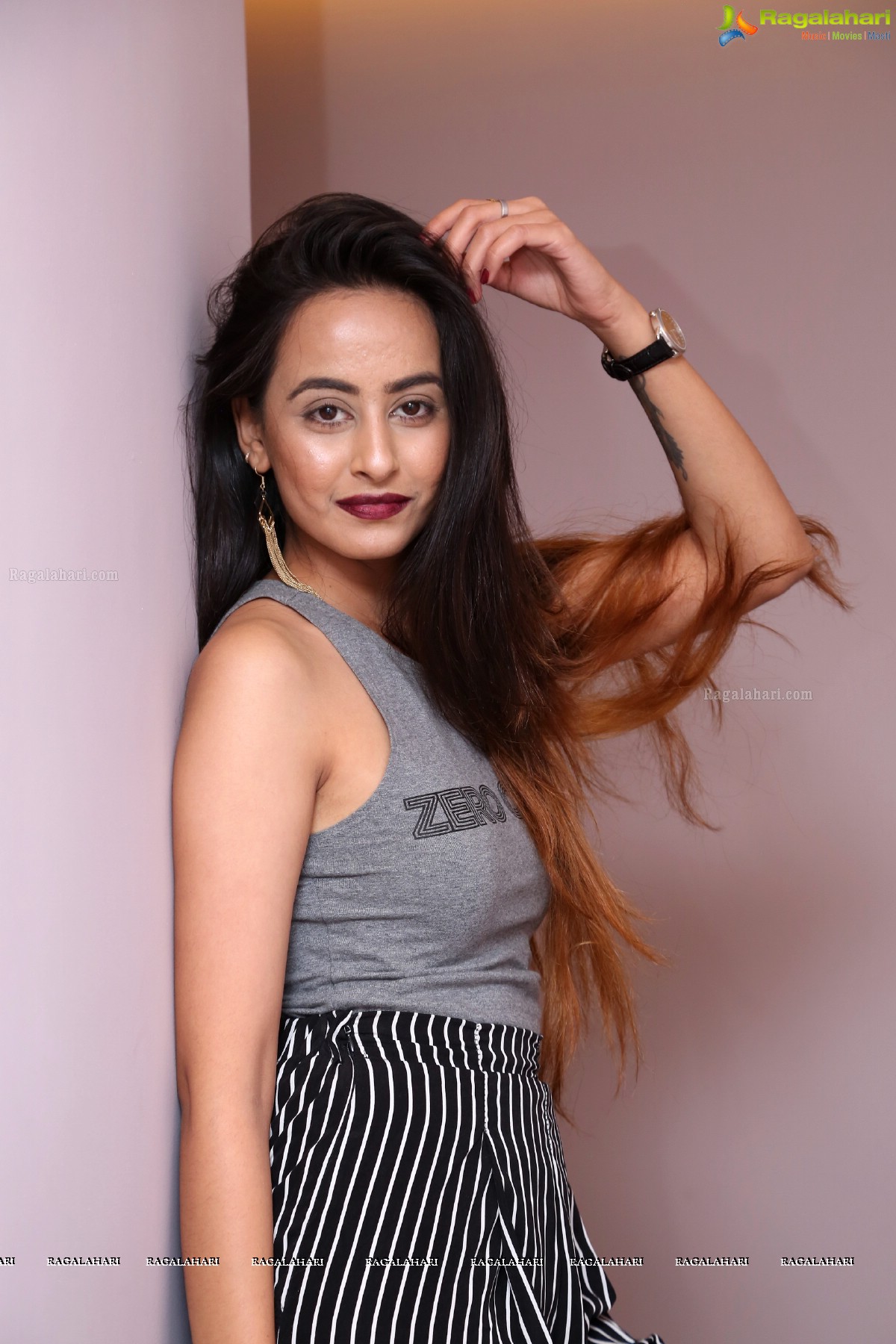 Ameeksha Amy Pawar at Shapes Style Lounge Get Together Party