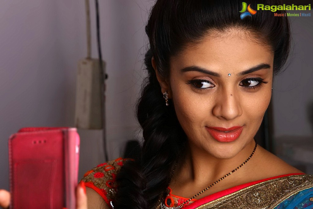 Sree Mukhi in Kutumbha Katha Chitram