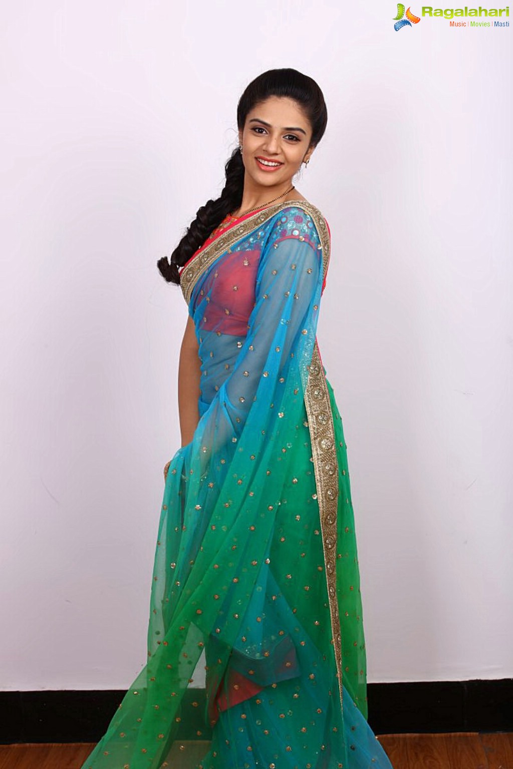 Sree Mukhi in Kutumbha Katha Chitram