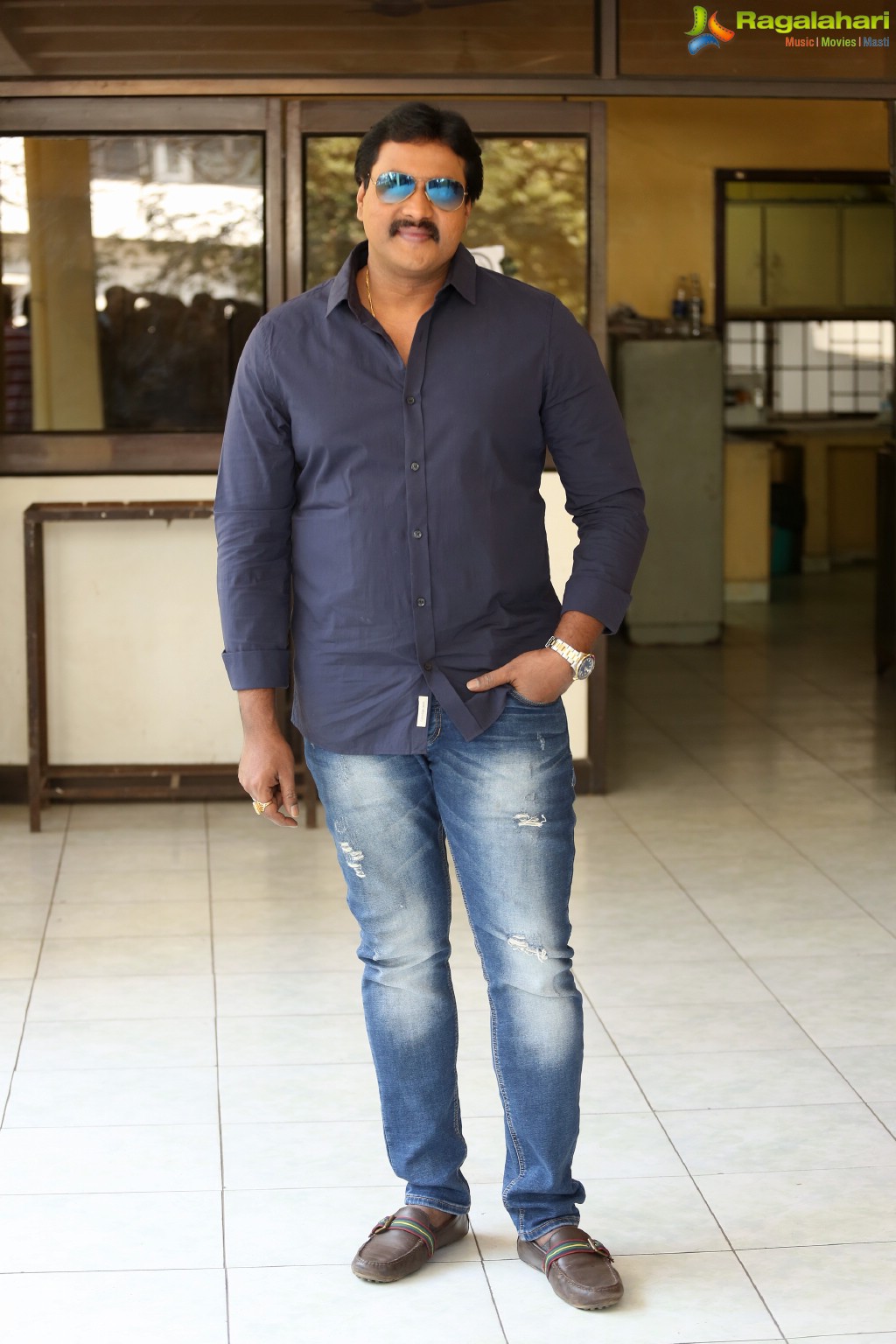 Sunil at 2 Countries Movie Interview