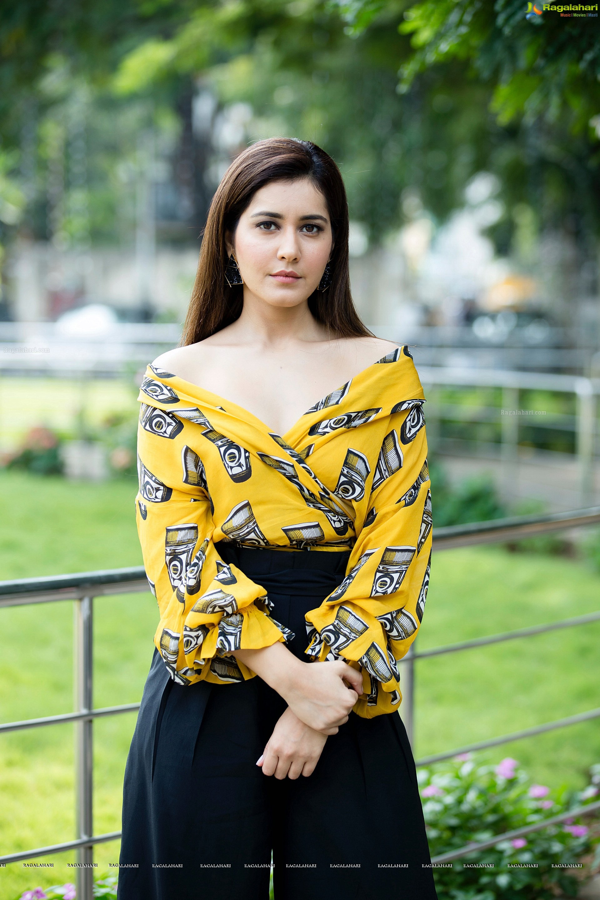 Raashi Khanna (High Definition Photos)