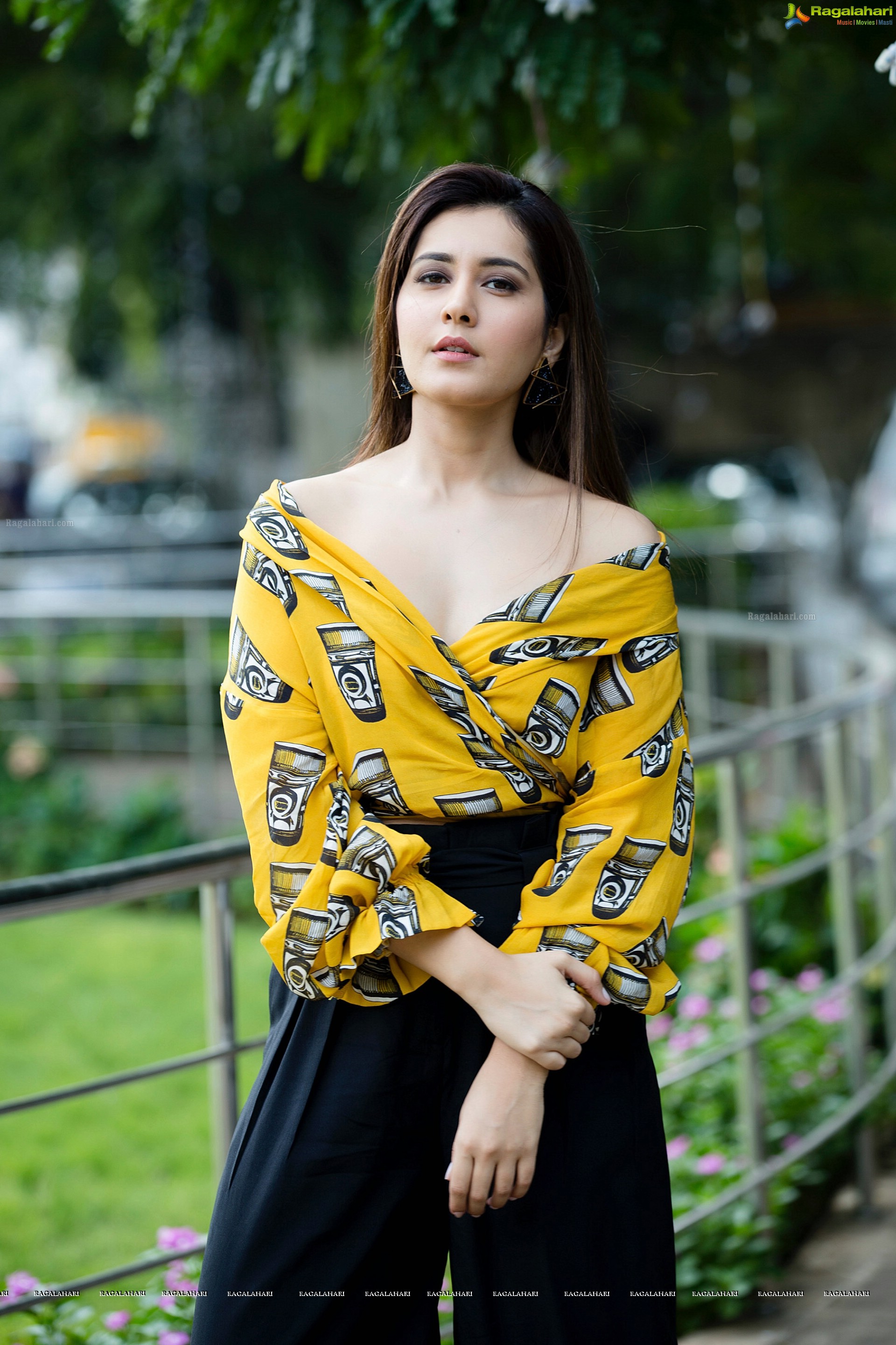 Raashi Khanna (High Definition Photos)