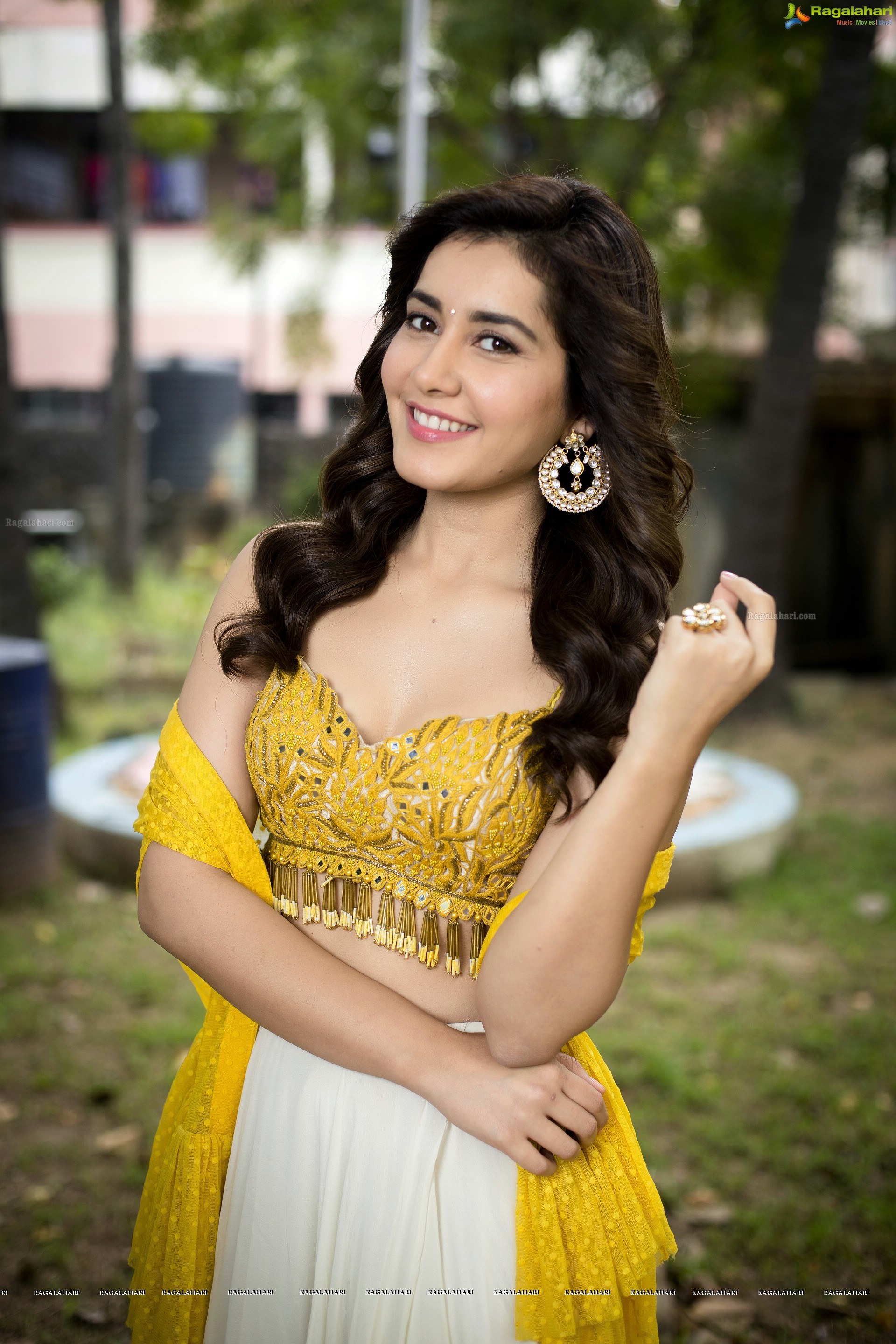 Raashi Khanna (High Definition Photos)