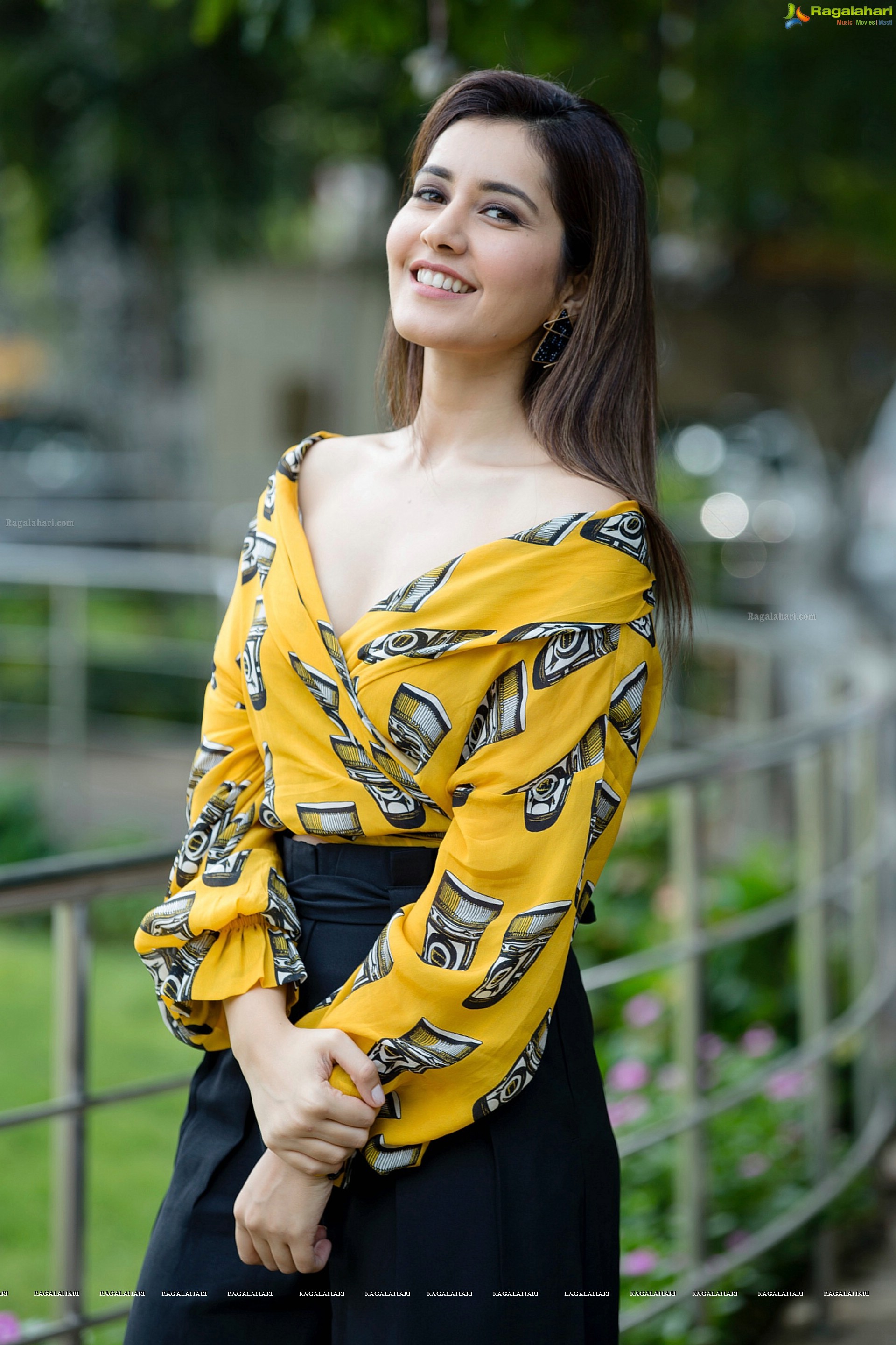 Raashi Khanna (High Definition Photos)