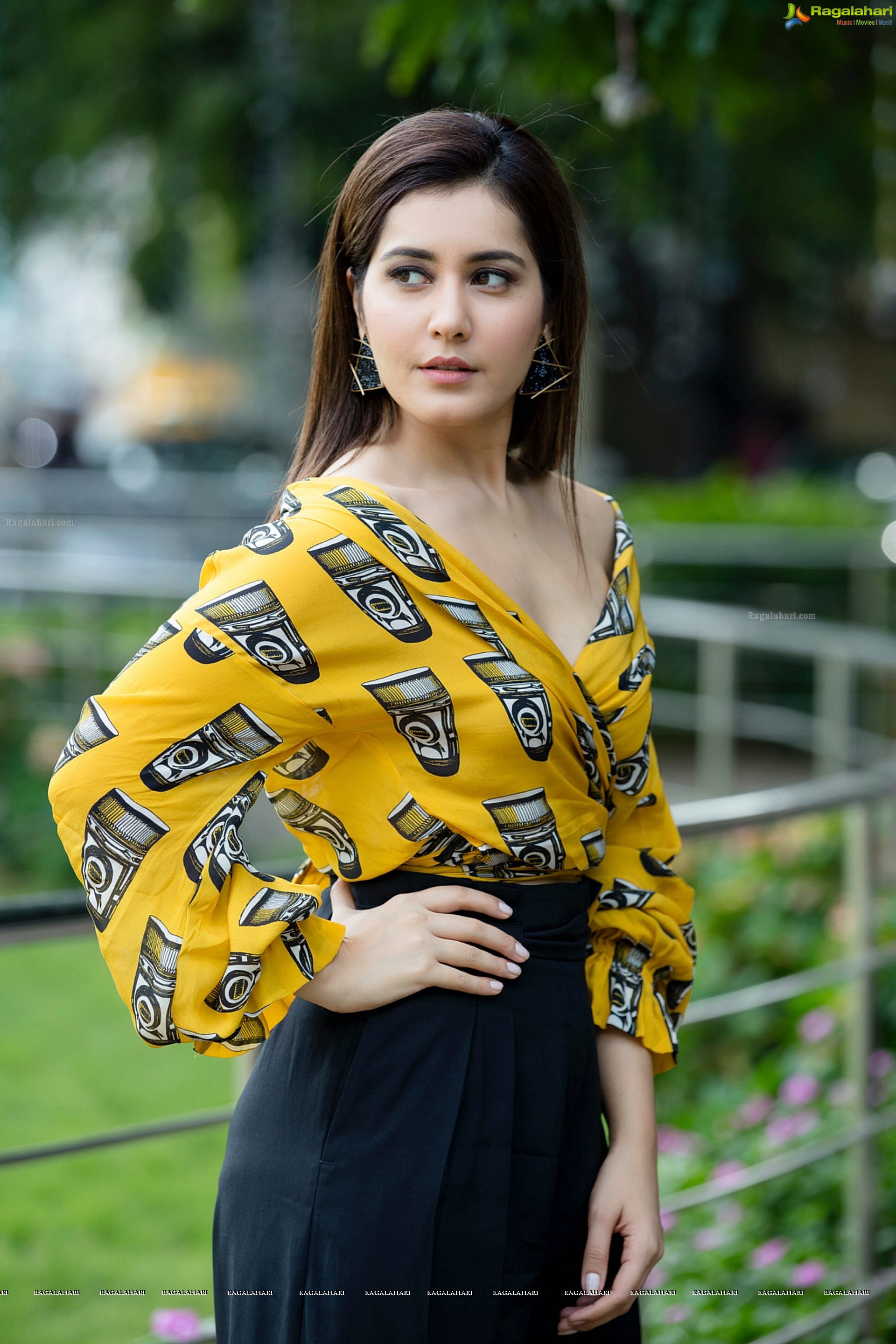 Raashi Khanna (High Definition Photos)