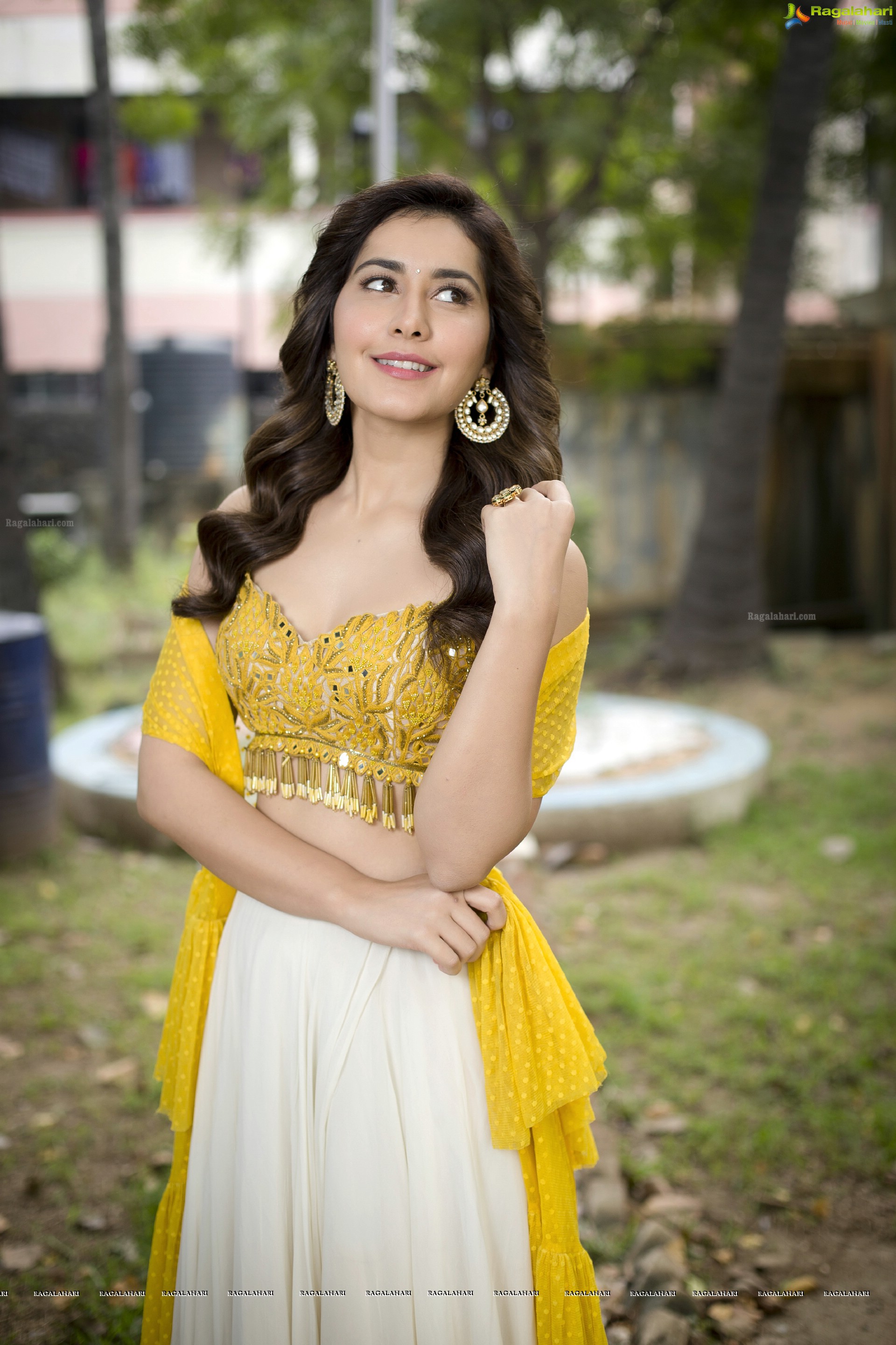 Raashi Khanna (High Definition Photos)