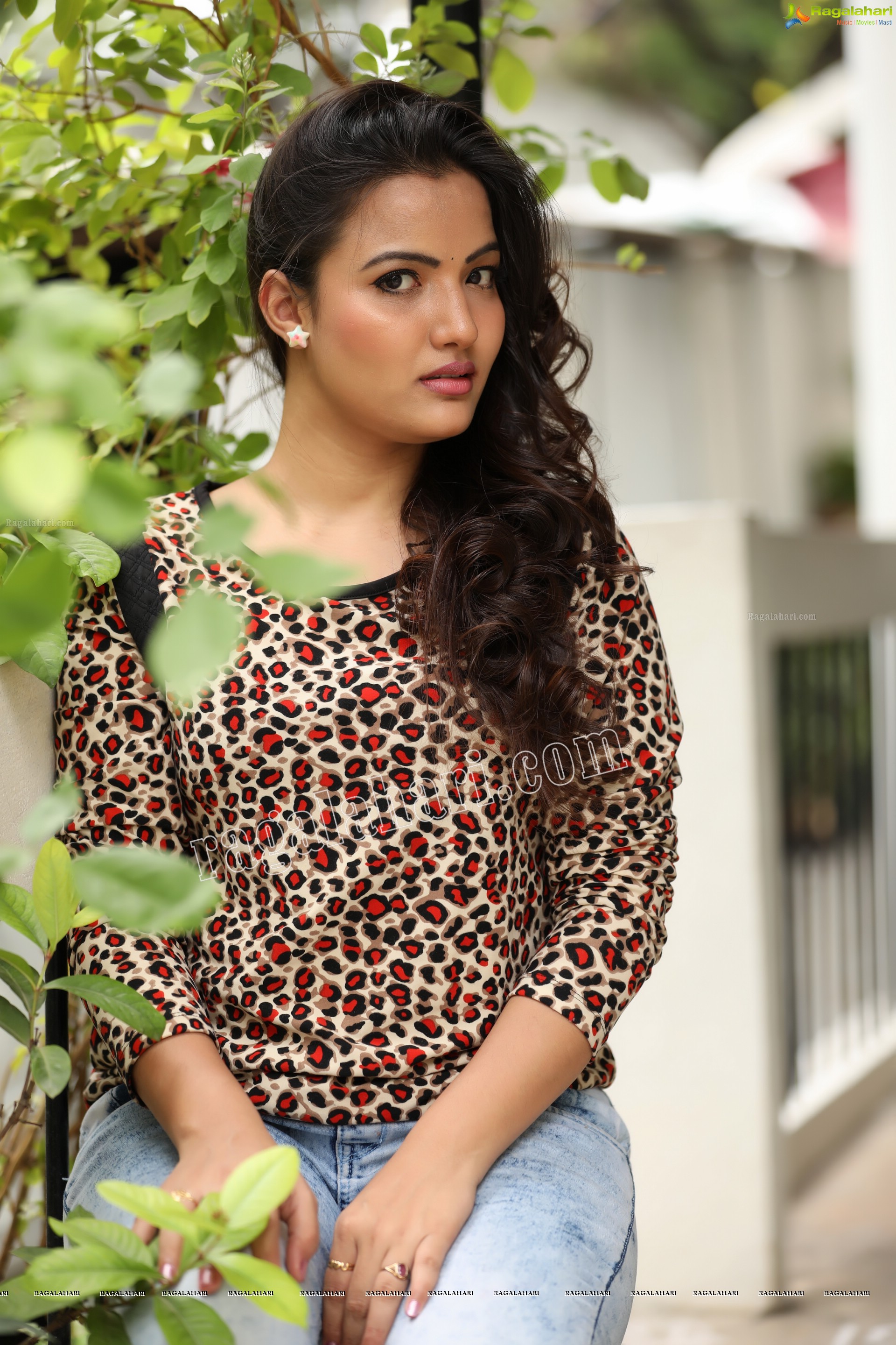 Siri Hanmanth (Exclusive Photo Shoot) (High Definition Photos)