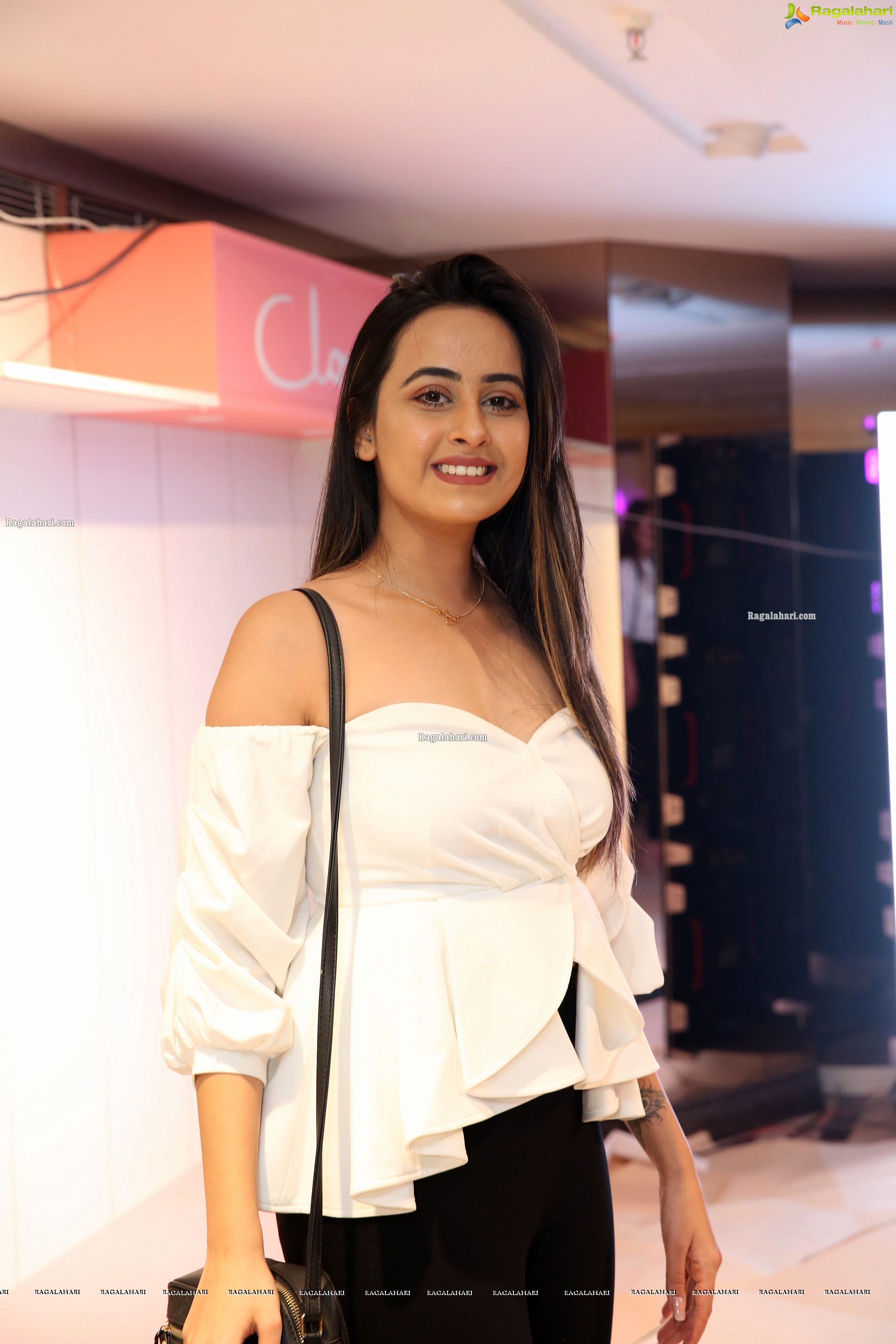 Ameeksha Pawar at Neer's The Winter Fashion Show - HD Gallery