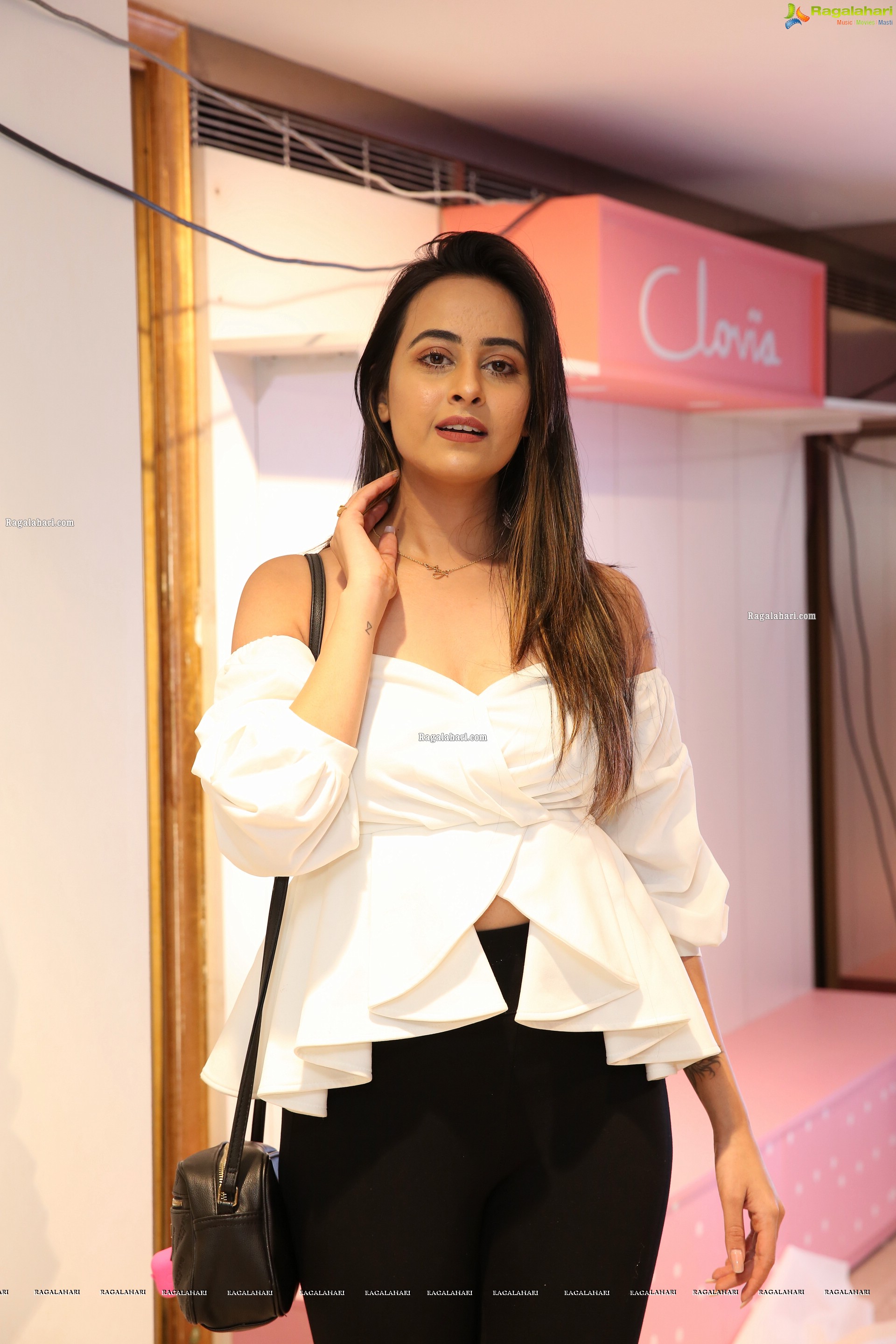 Ameeksha Pawar at Neer's The Winter Fashion Show - HD Gallery