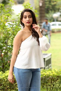 Manjusha at Madhanam Movie Trailer Launch