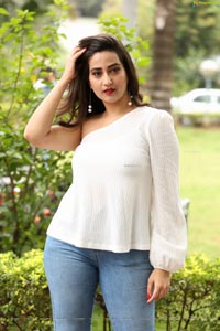 Manjusha at Madhanam Movie Trailer Launch