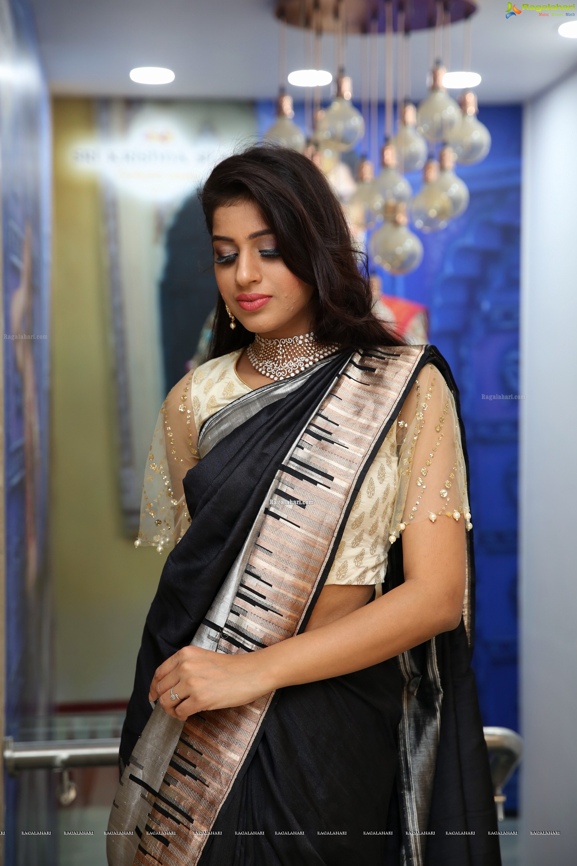 Naziya Khan at Sri Krishna Silks Exclusive Weaves at Banjara Hills Curtain Raiser - HD Gallery