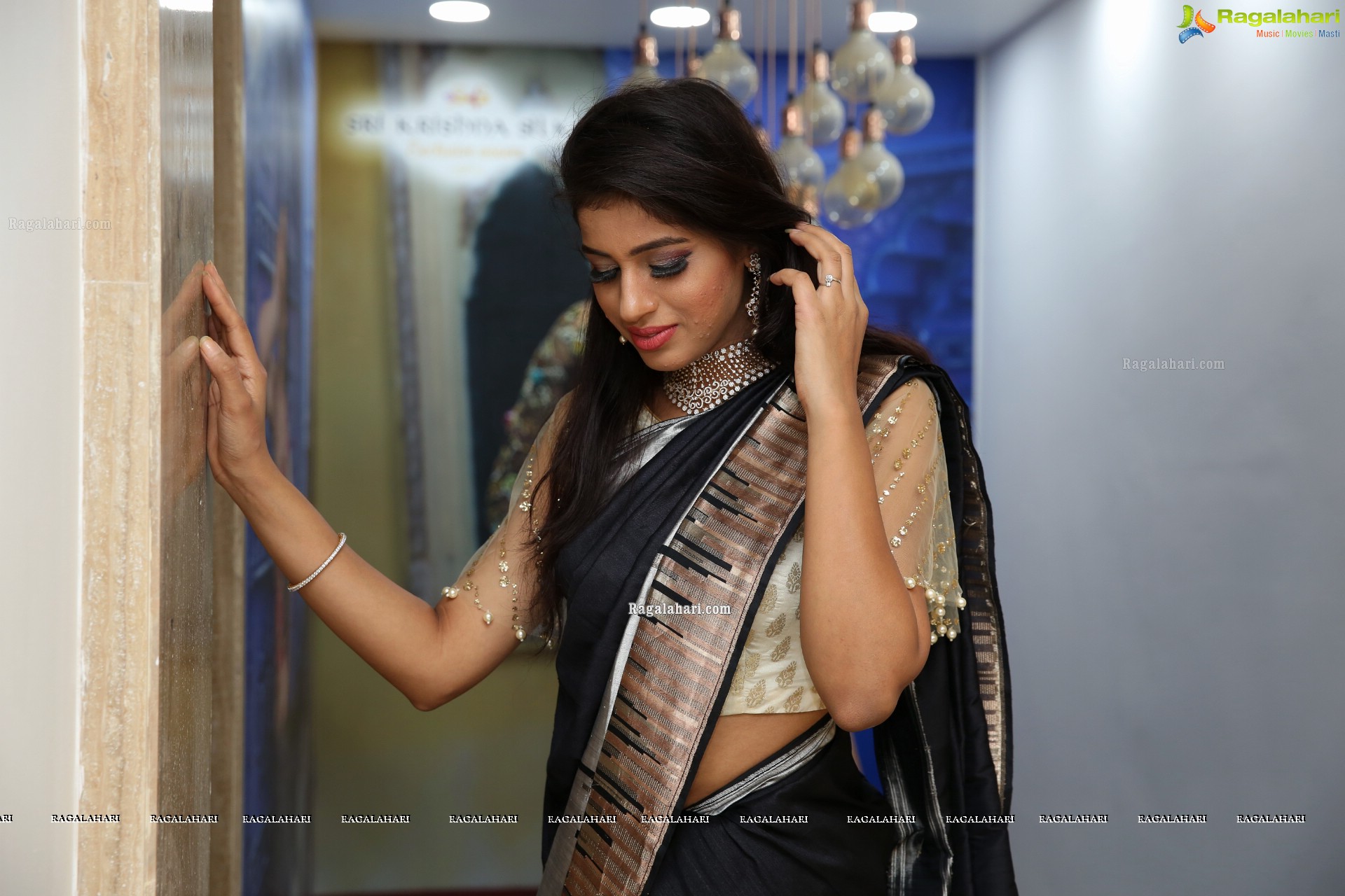 Naziya Khan at Sri Krishna Silks Exclusive Weaves at Banjara Hills Curtain Raiser - HD Gallery