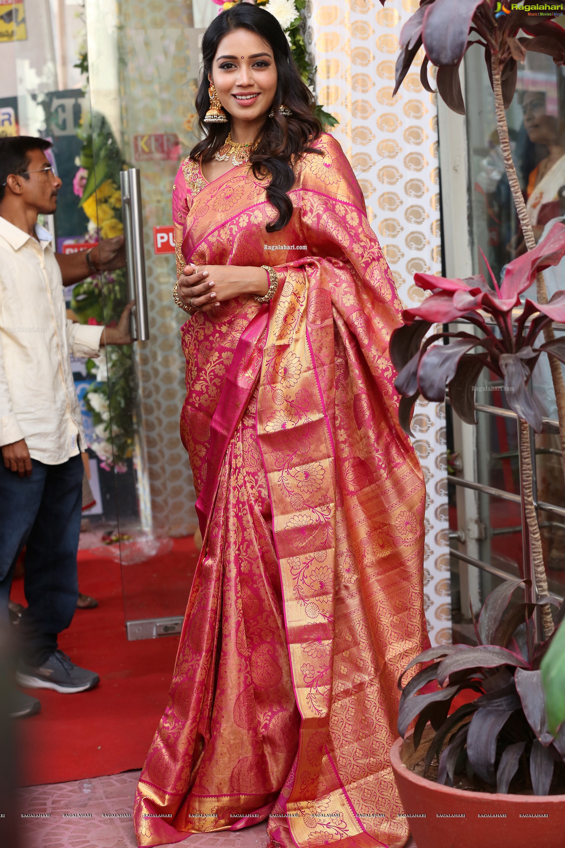 Nivetha Pethuraj at CMR Shopping Mall Mahaa Sale Exhibition Launch - HD Gallery