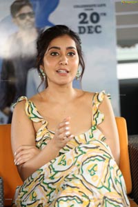 Raashi Khanna at Prati Roju Pandage Interview