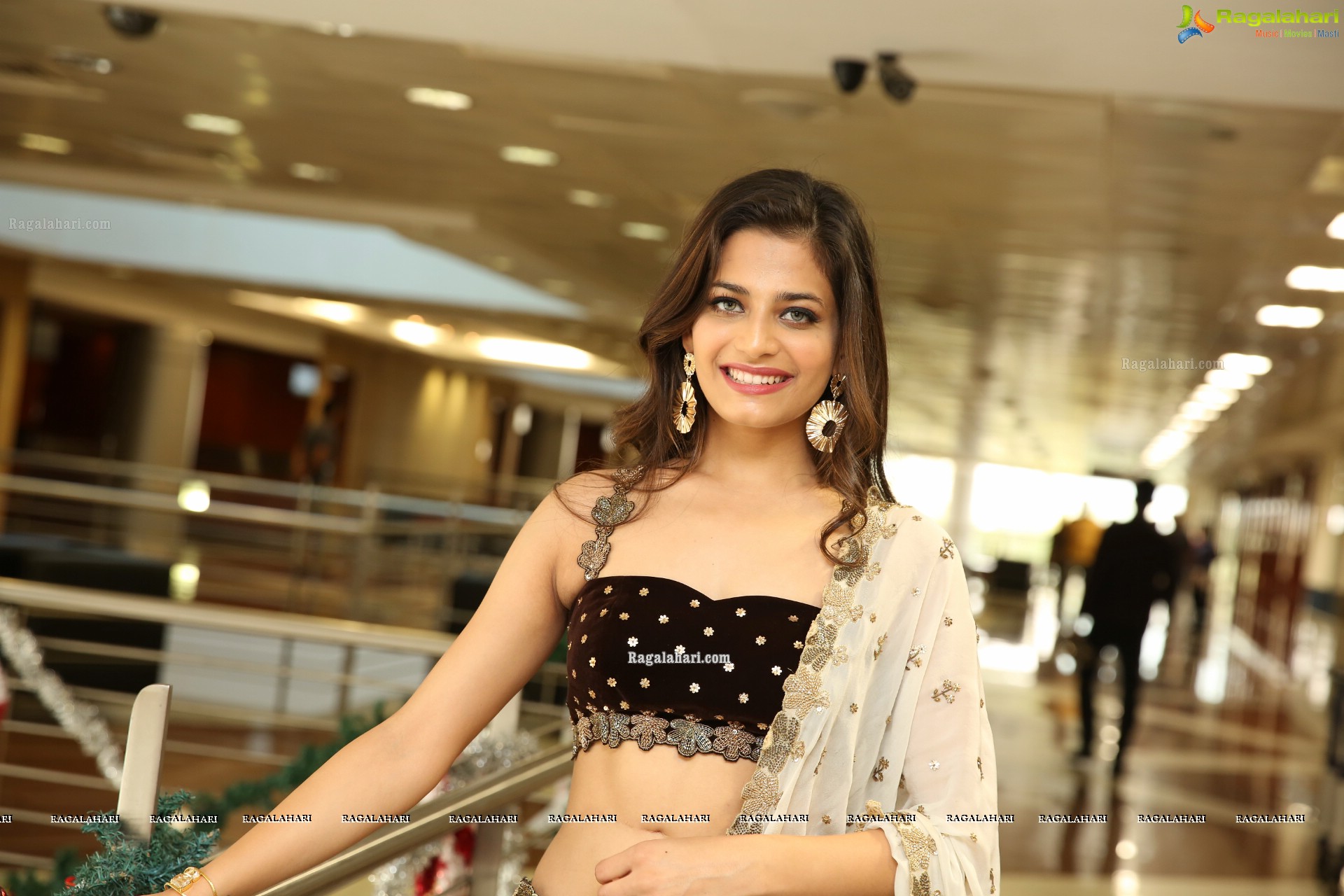 Sanjana Vij at Hi-Life Exhibition Grand Curtain Raiser & Hi-End Fashion Show - HD Gallery