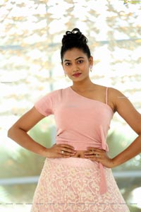 Spandana Palli at Entha Manchivadavura Press Meet